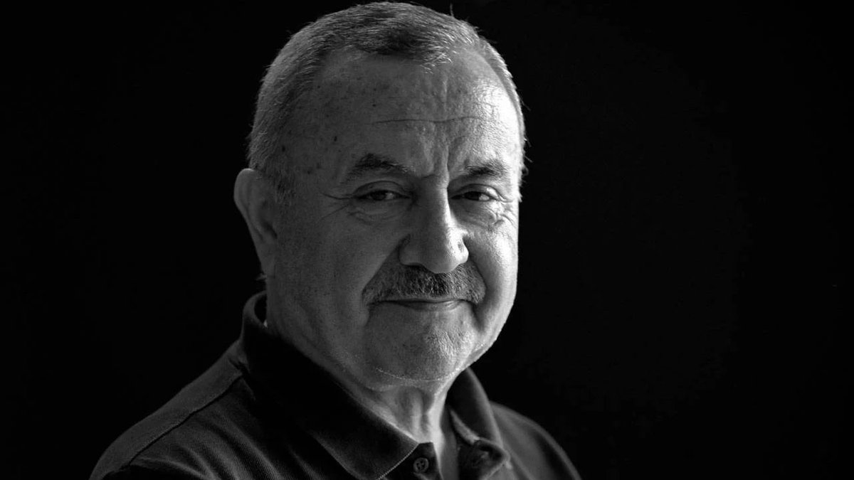 BirGun_Gazetesi's tweet photo. Usta şair Şükrü Erbaş, BirGün'den Kemal Kılıçdaroğlu'na seslendi

✍️ Size birileri 3000 yıl sonra Truva Atı görevi verdi. Bu hile 3000 yıl önce zekiceydi ama bugün Truva Atı'nın içinde yalnızca siz varsınız ve bu çok zavallı bir hile.

Kaldı ki siz bu zeki hileye bile itibar etmeden akıl almaz bir kaba şiddetle "evinize" girmeye çalıştınız! Ne büyük utanç!

13 yıl boyunca arkanızda 100 yıllık bir büyük yapı varken yapamadığınız ne var da şimdi yanınızda üç muhteristen başka kimse yokken yapacaksınız?

https://t.co/AXJBQ7bJCS