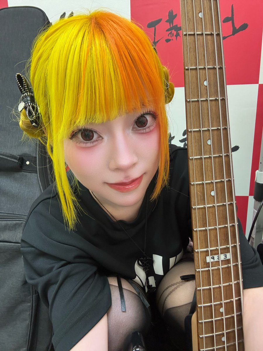 Abyss_tw's tweet photo. 本日！上野音��丁にて、いおりさん、マリーさん生誕祭おめでとうございました！！！！🎂🥳🎊💕💓

ABYSSになななななんと2人も新メンバーが加入しましたぁぁぁぁ！！！！
しもての相棒と、リズム隊の相方がやってきましたヨーー！！🎸🥁
これからもっともっと頑張ります！！

みゅうまる🐤 https://t.co/D7TKuDmiPu