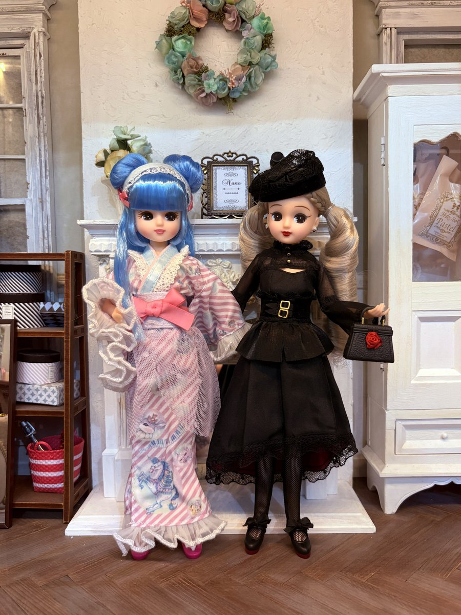 ankekkai's tweet photo. あと今日お迎えしたリカちゃんさん可愛い🤍ノアールさん昨日発売なのに既にOF色移りしてたり構造的にスタンド使えなかったりネオリカボディの肩がアレだったり四肢は相変わらずPVCでふにゃってますが可愛いからまーいっか！
左のエコネコさんコラボは浴衣なんだけどどこか漢服みあって可愛いね https://t.co/BUNy3ouGnM