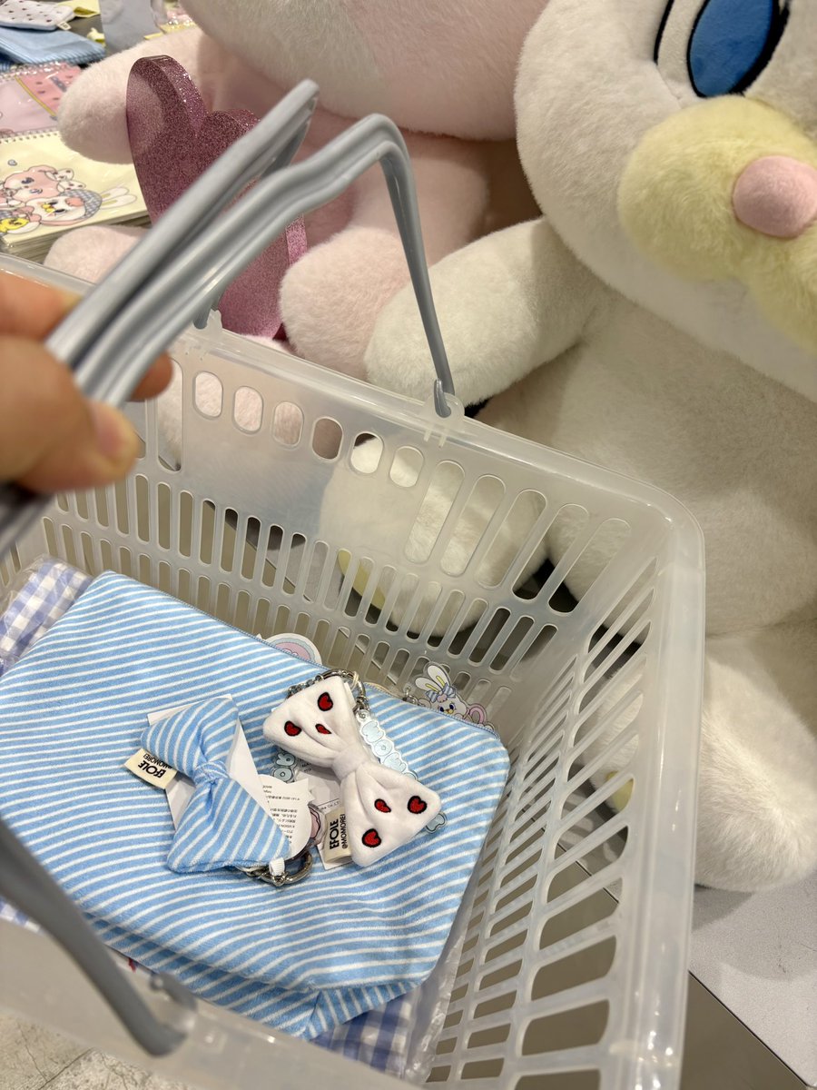 niji_iroty05's tweet photo. 遅くなりましたが
#EFOLE×#MOMOREI コラボPOP UP
やっと行けた〜🧸🐰🩵🩷
可愛いグッズに新アイテム追加で更に楽しいSHOPになってた♪
リボン可愛い!!
#ひなぷ(#武田雛歩)
#はるぽん
#Suupeas https://t.co/iHa5AjuT3a