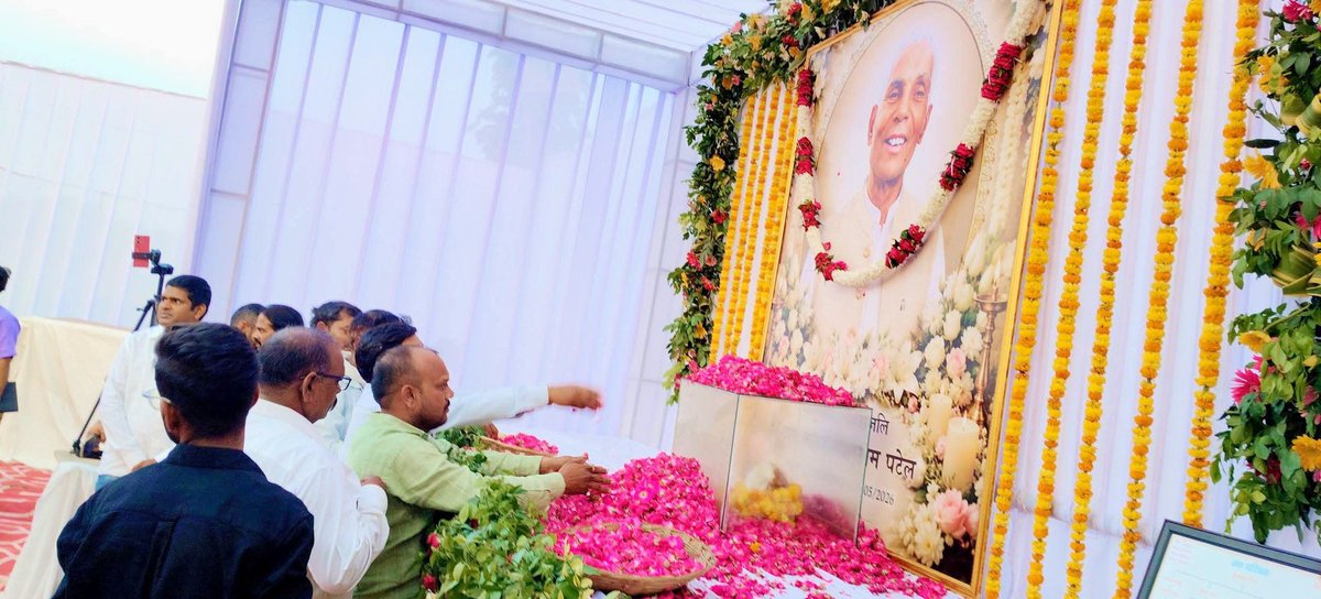 akpatel_84's tweet photo. आज वाराणसी जनपद के पिण्डरा विधान सभा क्षेत्र के भानपुर गांव निवासी सरदार सेना के राष्ट्रीय अध्यक्ष बड़े भैया डां.आर.एस.पटेल जी के पिता जी के शोक सभा के कार्यक्रम के दौरान उनके निवास पर पहुंचकर श्रद्धांजलि अर्पित करते हुये।
      आपकाअपना
    अरविन्द सिंह पटेल
     सम्पादक/पत्रकार https://t.co/v6huj8cS2K