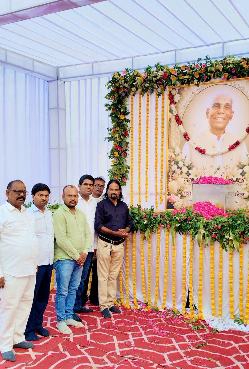 akpatel_84's tweet photo. आज वाराणसी जनपद के पिण्डरा विधान सभा क्षेत्र के भानपुर गांव निवासी सरदार सेना के राष्ट्रीय अध्यक्ष बड़े भैया डां.आर.एस.पटेल जी के पिता जी के शोक सभा के कार्यक्रम के दौरान उनके निवास पर पहुंचकर श्रद्धांजलि अर्पित करते हुये।
      आपकाअपना
    अरविन्द सिंह पटेल
     सम्पादक/पत्रकार https://t.co/v6huj8cS2K
