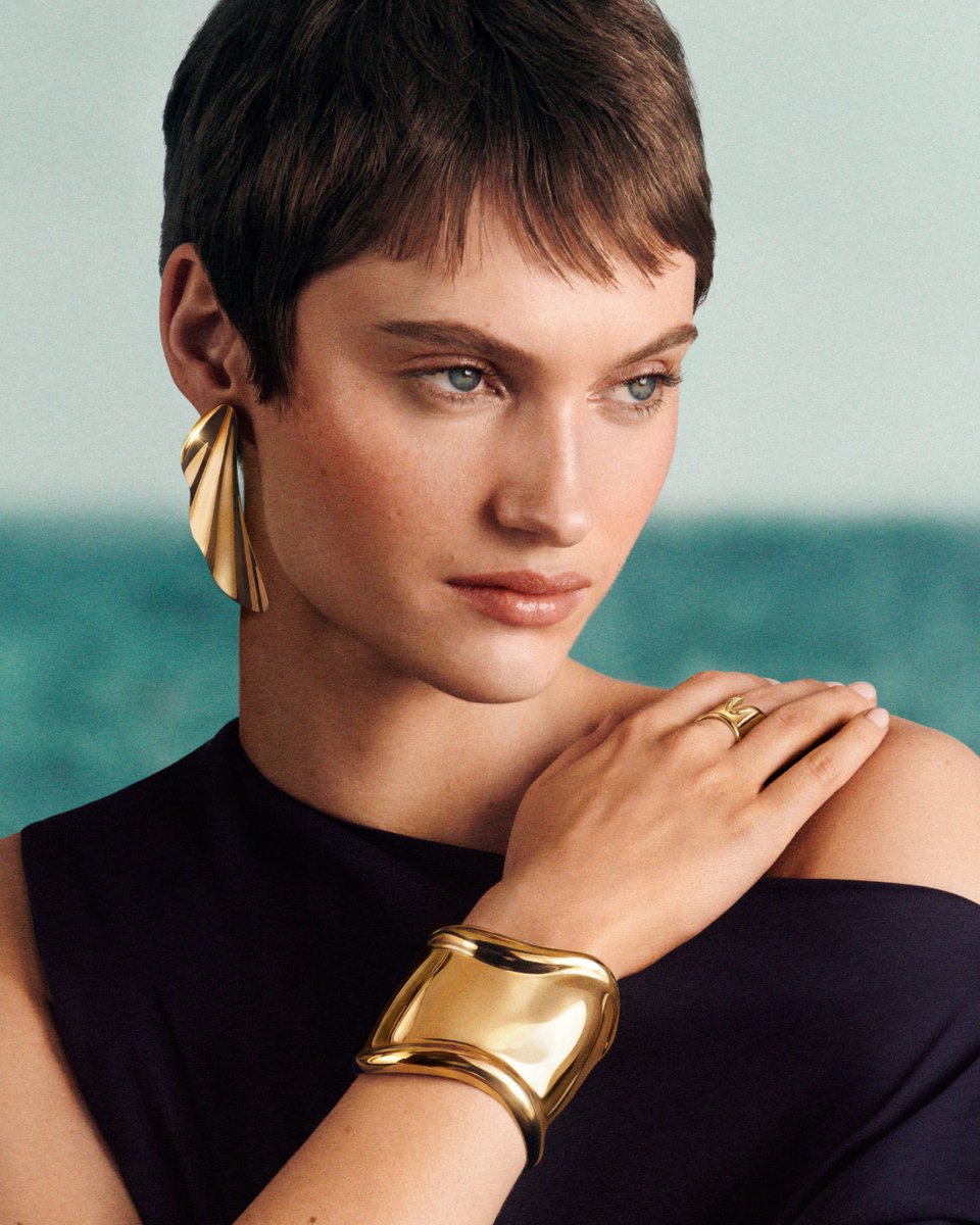 TiffanyAndCo's tweet photo. Summer in motion. The graceful curves of Bone cuff by Elsa Peretti® echo rippling waves as they wash over the contours of the body. Paired with her High Tide earrings, the 18k gold designs are bold sensual forms that shine under the sun. #TiffanyAndCo #ElsaPeretti

Discover more: https://t.co/zEtUs7vIbb