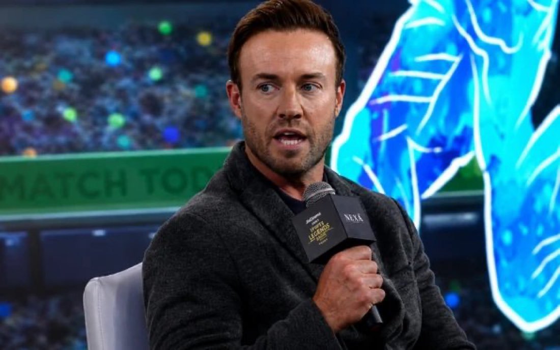 bholination's tweet photo. AB de Villiers 🎙️

"I have never heard a crowd cheer louder at the toss than it did today." 

Bro never misses any chance to hype RCB fans 😭♥️ https://t.co/Ve6tpcGqq5