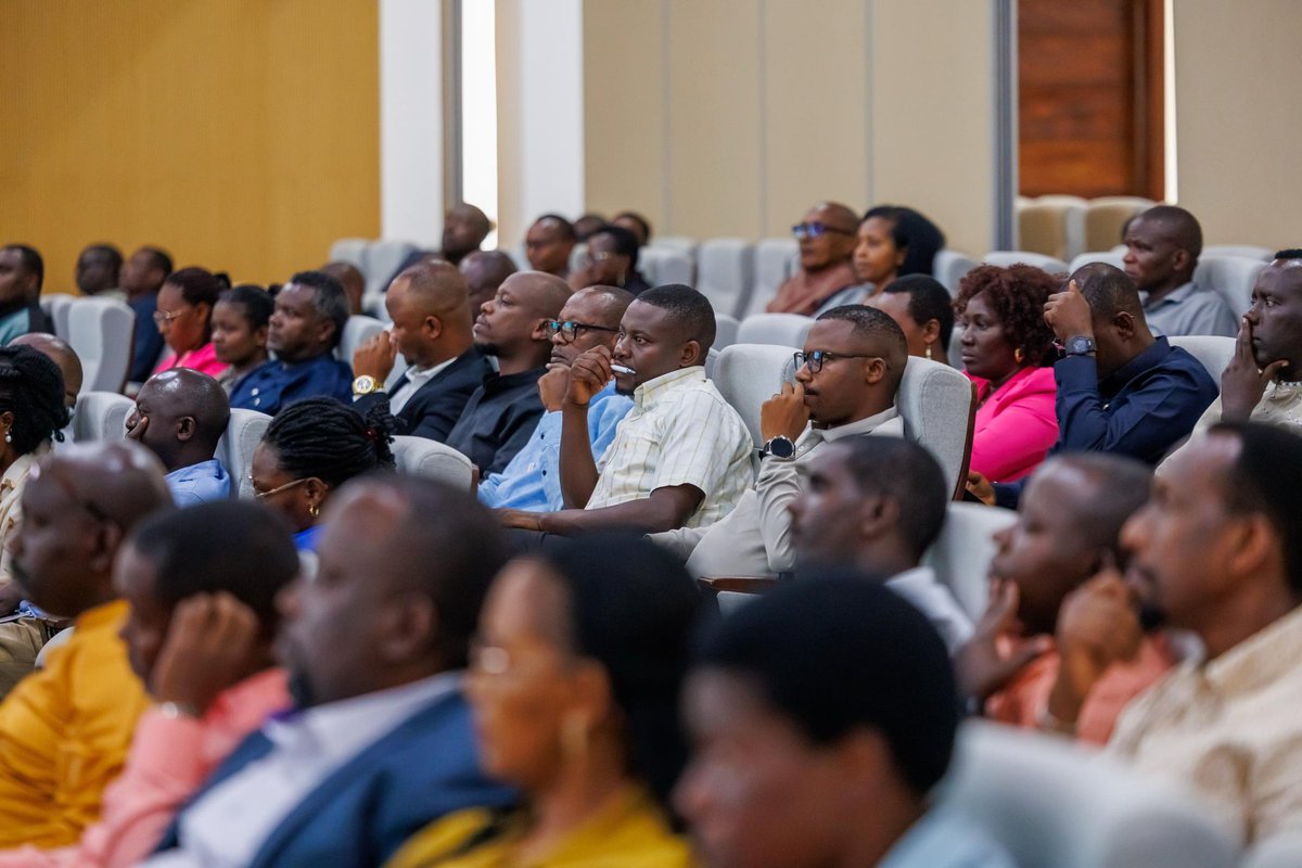 PSF_RWA's tweet photo. Umwiherero wahuzaga inzego za Leta n’iz’Abikorera (Public-Private Sector Retreat 2026) mu rwego rwo kurebera hamwe uko banoza imikoranire mu ishyirwa mu bikorwa rya gahunda z’Igihugu z’iterambere rirambye urasoje. 

Asoza uyu mwiherero, Minisitiri was @RwandaTrade @P_Sebahizi yasabye abikorera kongera no kunoza ibyo bakora, bityo barusheho gutanga umusanzu mu kongera umusaruro w’igihugu no guhanga imirimo.
#PSFRwanda