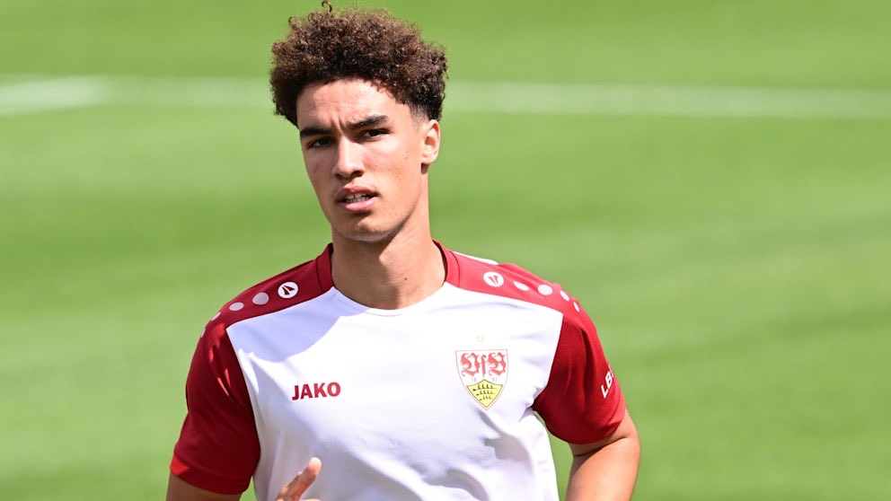 VfBfeed's tweet photo. Der #VfB plant offenbar mit einer Leihe von Noah Darvich.

Nach @kicker-Informationen zieht es den 19-Jährigen zur SV Elversberg. Beim Bundesliga-Aufsteiger soll der U-17-Weltmeister von 2023 den nächsten Entwicklungsschritt machen und regelmäßig Spielzeit sammeln.

Für den VfB II gelangen Darvich in dieser Saison 10 Tore und 6 Assists in 29 Spielen.