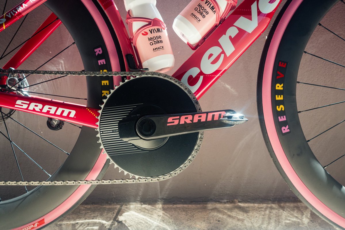propelotontr's tweet photo. Jonas Vingegaard, bugün üç büyük turu kazanmasının şerefine özel tasarlanan bir bisikletle yarışıyor. 

#giro109tr #giroditalia https://t.co/eE5mrbo5FS