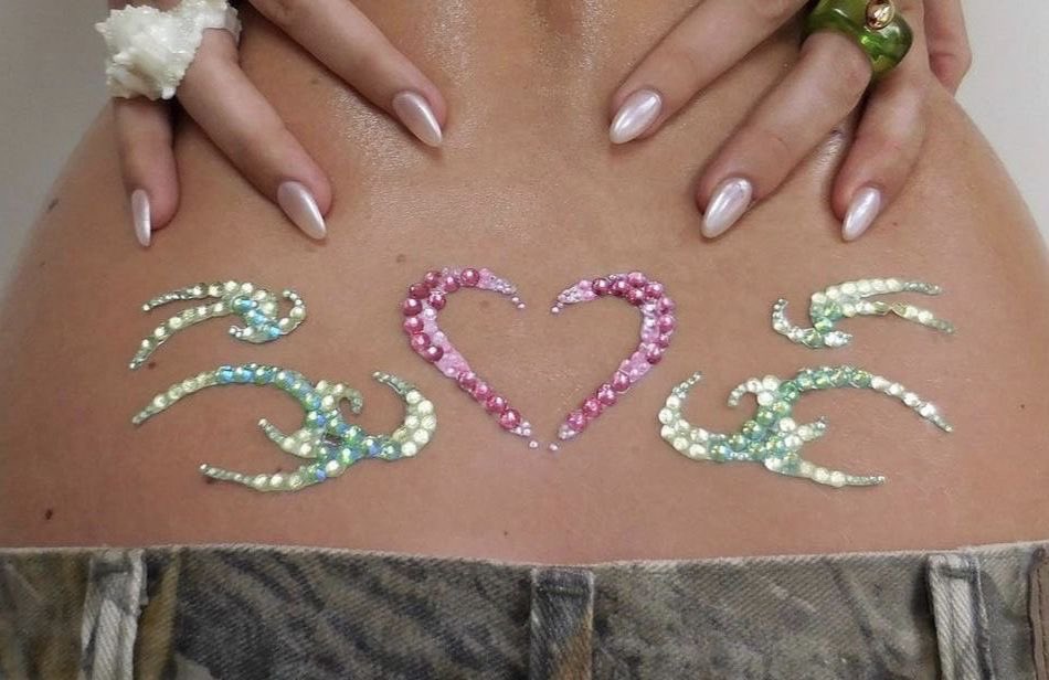 pinkglitterie's tweet photo. Gems on body https://t.co/jcuom3rRqa