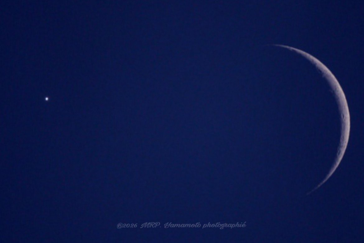 深い青に、そっと寄り添う.. ☪︎ . 𝙈𝙖𝙮 month's 🌒 crescent moon