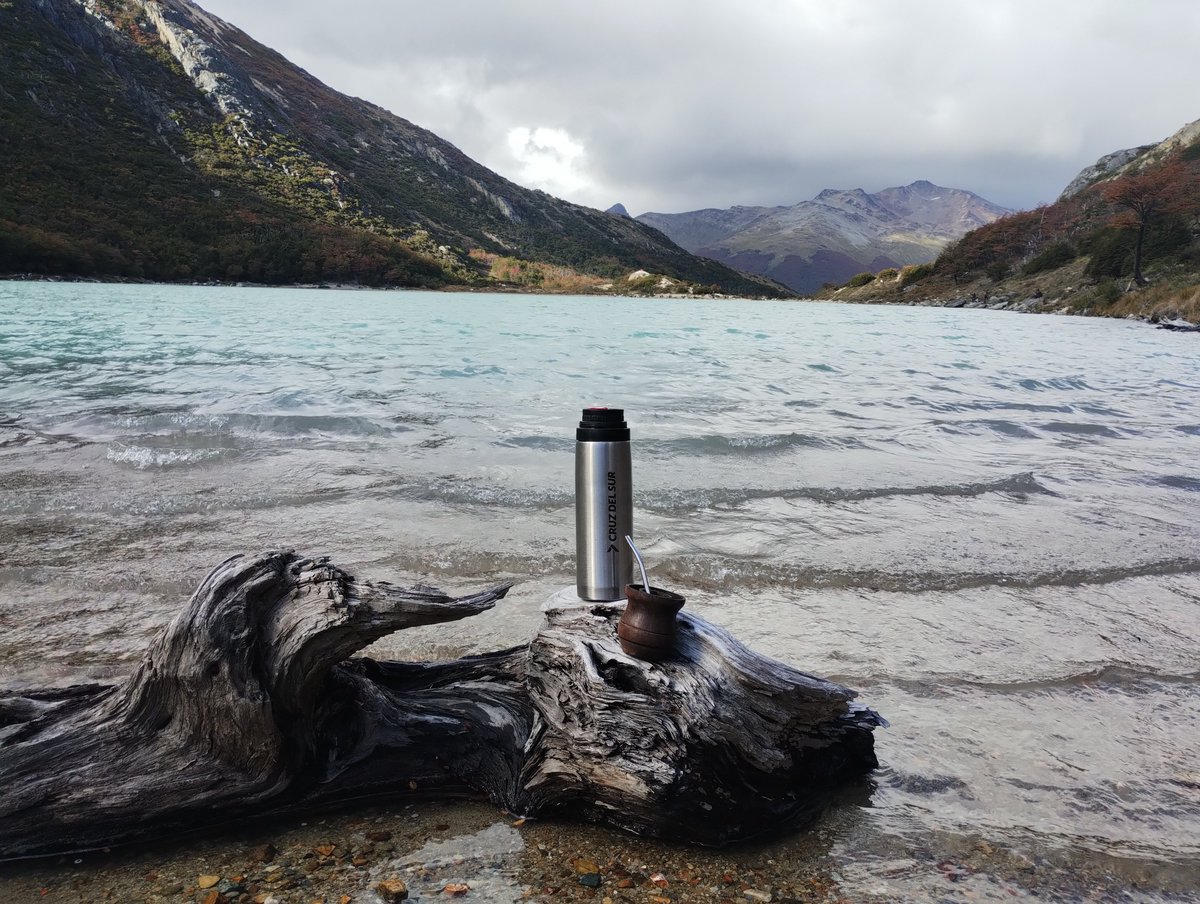 DpBallester's tweet photo. Otoño, Patagonia, Laguna Esmeralda Tierra del Fuego 🇦🇷 "Decidí emprender el viaje para volver a Ser Feliz, rumbo al Sur; universos Sagrados donde habita la sublime belleza, la serenidad y los espíritus elevados" @turisargentina @JoseMariAzpiazu @HombreMontana 📷DPB #ApotecaDelSur https://t.co/5xH9z4r5Tv