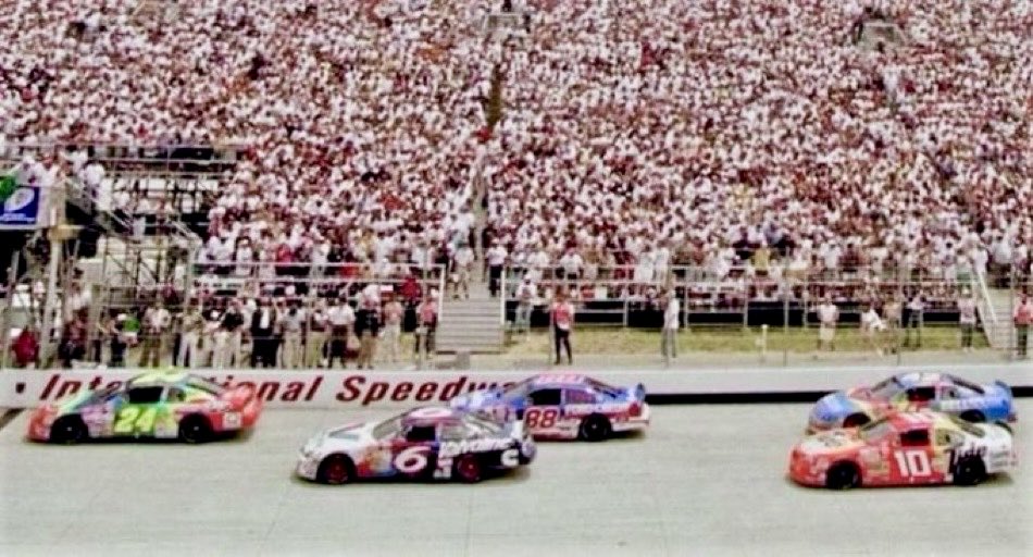LegendsNascar's tweet photo. Dale Jarrett won the 1998 MBNA Platinum 400 at Dover 28 years ago today. 🏁 

#RobertYatesRacing 🏁 @MonsterMile https://t.co/xvqdeujNTM