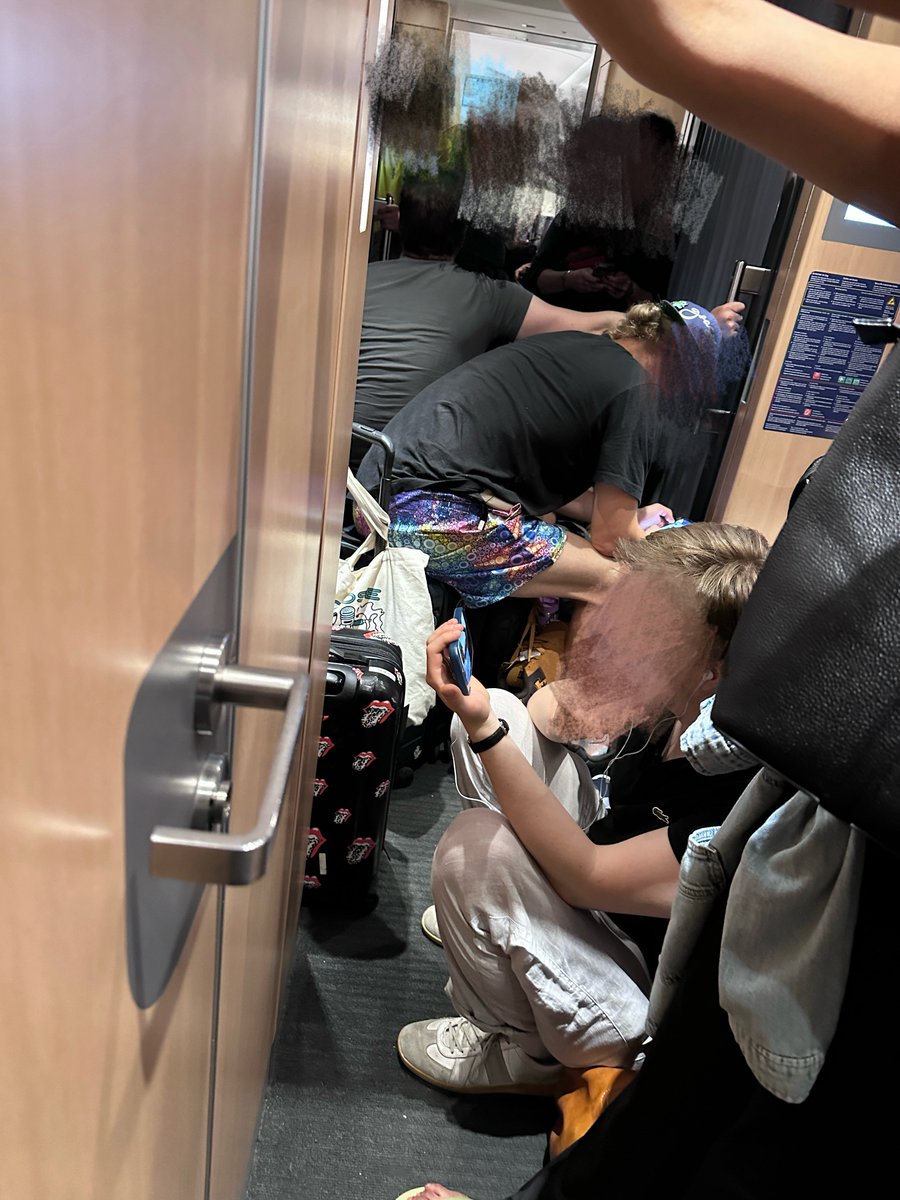 shakeikurand's tweet photo. なぁーーーー！！DBよおおおお
突然キャンセルされて振替の電車でこれ、、、3時間座れないしまじでもうDB使わない、、、
ほまにDBやばすぎる😇😇😇😇😇
車両キレイにしたり受付キレイにするより電車の遅延とキャンセルやめてくれ😇😇😇😇
結論フランスの方が全然まし！！
家帰られへんやろ😇😇😇😇😇😇 https://t.co/3FwjvARGto
