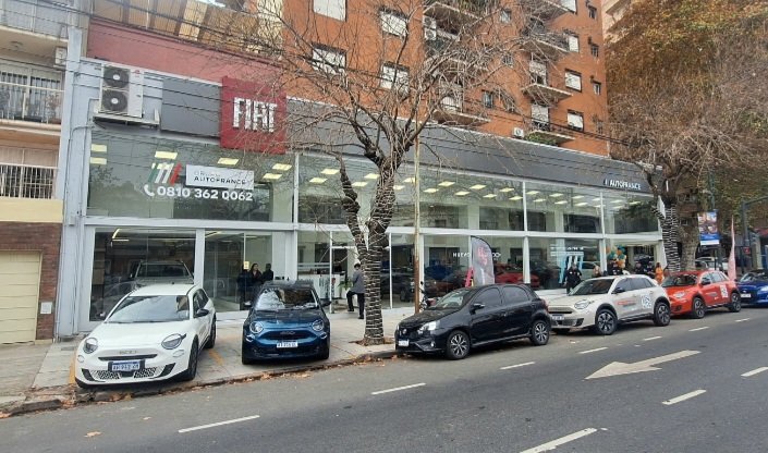 autoexecutiveAR's tweet photo. 🔴 La Caravana del Fiat 600 Hybrid pasó x las concesionarias Fiat #Autofrance San Isidro y Boulogne. Ocho modelos fueron loa d test drive para clientes junto con instructores. El 600 posee motor naftero 1.2 híbrido de 145 CV con batería de litio de 48CV y caja e-DCT eléctrica ⚡ https://t.co/M1osHb1h96