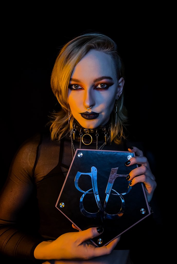 sassidydowns's tweet photo. Restock of @blackveilbrides Bleeders make up collection from @CurstKosmetics is now here! Order now before it’s gone!!⚰️🩸
Code: SASSIDYDOWNS
https://t.co/bAxpjN8hja https://t.co/LHgByIHp4D