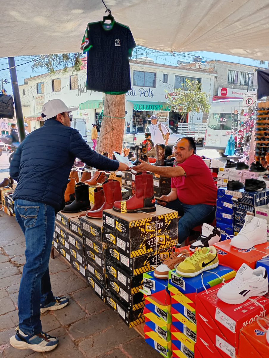 SedeaQro's tweet photo. Recorrimos el tradicional tianguis de Amealco de Bonfil para escuchar de primera mano a sus comerciantes y familias. Llevamos el saludo del Gobernador @makugo y reafirmamos nuestro compromiso de trabajar cerca de donde nace nuestra fuerza. #AquíContigo https://t.co/ViPRS6PaMf