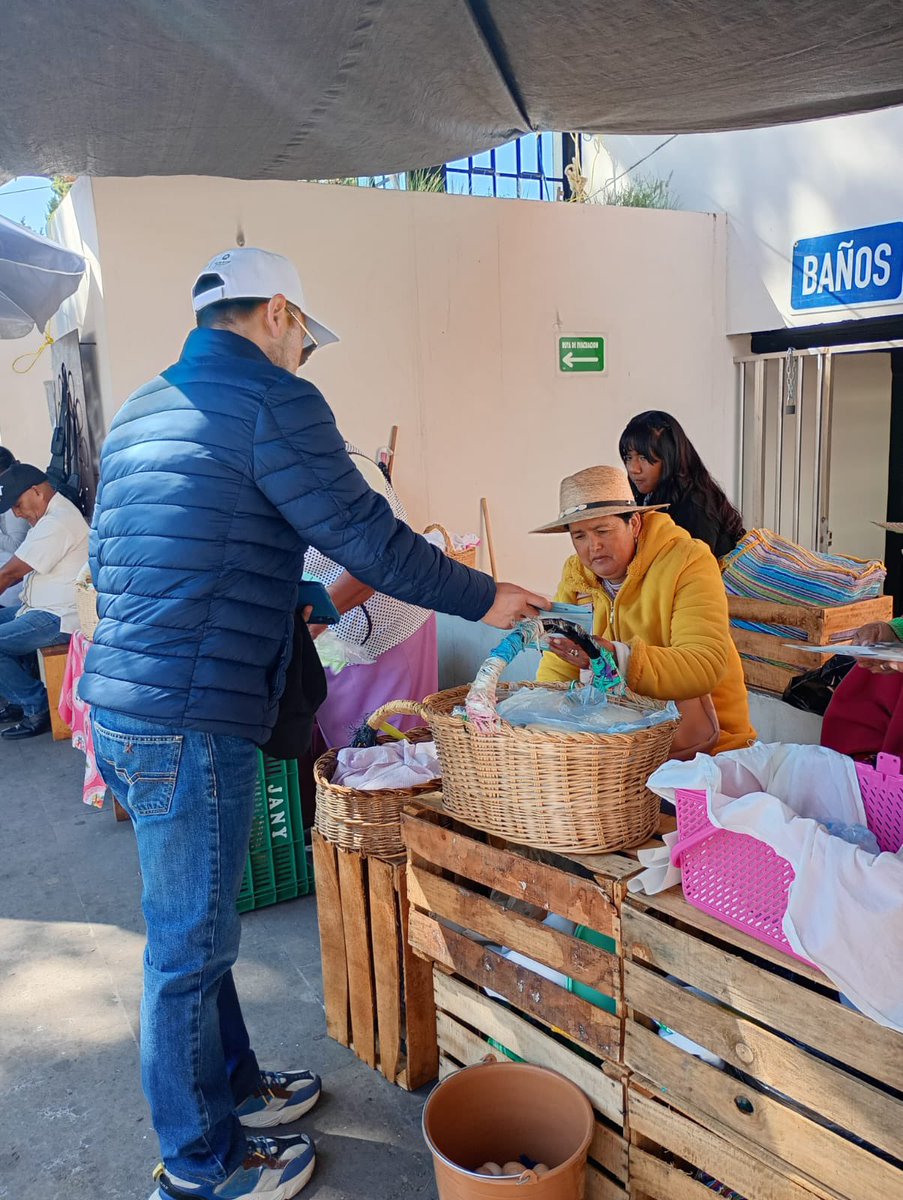SedeaQro's tweet photo. Recorrimos el tradicional tianguis de Amealco de Bonfil para escuchar de primera mano a sus comerciantes y familias. Llevamos el saludo del Gobernador @makugo y reafirmamos nuestro compromiso de trabajar cerca de donde nace nuestra fuerza. #AquíContigo https://t.co/ViPRS6PaMf