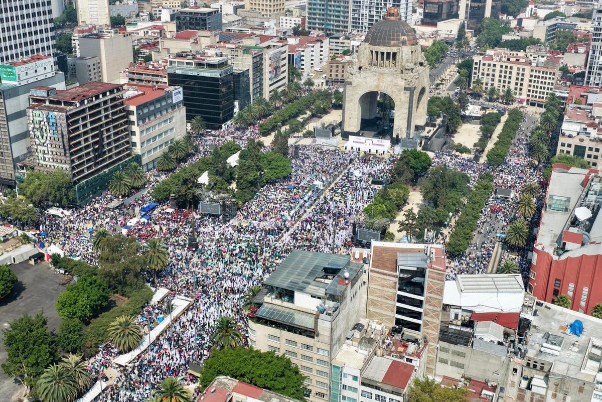 sumasociedad's tweet photo. Desde todos los rincones del país, salimos a las calles a defender nuestra gran nación y esta transformación que ninguna derecha detendrá. 
#ClaudiaDaResultados https://t.co/Ba1EJH9Ihl
