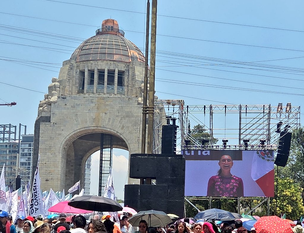 Juansabinesg's tweet photo. Desde el Monumento a la Revolución, acudimos junto a miles de mexicanas y mexicanos a escuchar el mensaje de la Presidenta Claudia Sheinbaum, lleno de resultados y buenas noticias para México 🇲🇽.
#ClaudiaDaResultados https://t.co/atTAeaeXEp