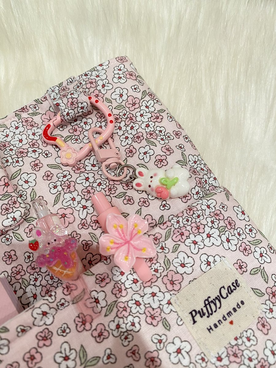 puffyycase's tweet photo. 🪭🪭KÜÇÜK Bİ RİCAM VAR🪭🪭 etkileşimim ve doğal olarak satışlarım çok düştü, bu tweeti görüyosanız lütfen beğenir misiniz🙏🏻 biraz canlansın sayfa😔 hatta yorum yapsanız aşırı ötesi mutlu olurum ama ona üşenirsiniz belki o yüzden beğeni de yeterli🥹🩷 şimdiden çook teşekkür ederim https://t.co/3bmfmm1fqe