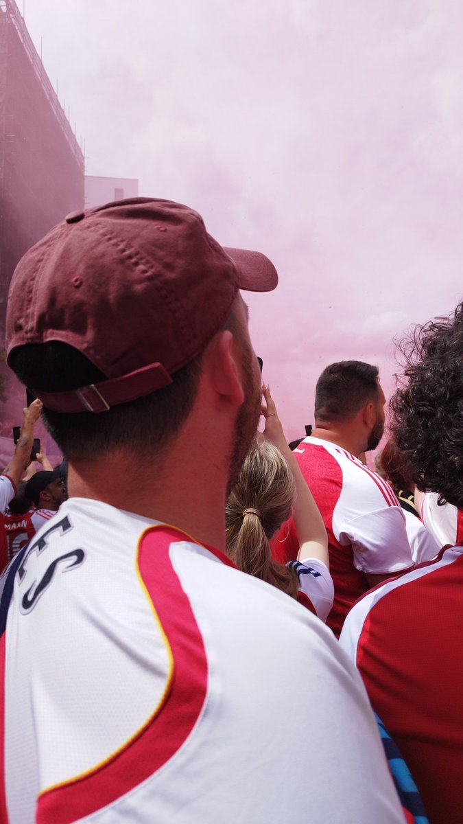 WattRobin's tweet photo. Le gamin que j'étais fin 2004 en découvrant Arsenal ne pensait pas devoir attendre 22 ans avant de voir son équipe championne d'Angleterre.

Mais l'attente a rendu tout ça plus beau. Il n'y aura sans doute jamais un titre plus émouvant que celui-ci.

CHAMPIONS. 🔴⚪ https://t.co/KteXbX98hj