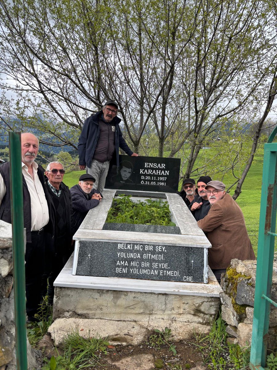 solartvin's tweet photo. 31 Mayıs 1981’de işkencede öldürülen Ensar Karahan’ın yanı başındayız. 

“Şavşat sokaklarında hüzün ne zaman kol gezmeye başladı” diye soran olursa, “Artvin’in güler yüzlü kahramanının” ölüm haberinin duyulduğu anda denilir. https://t.co/RCcx7apE9u