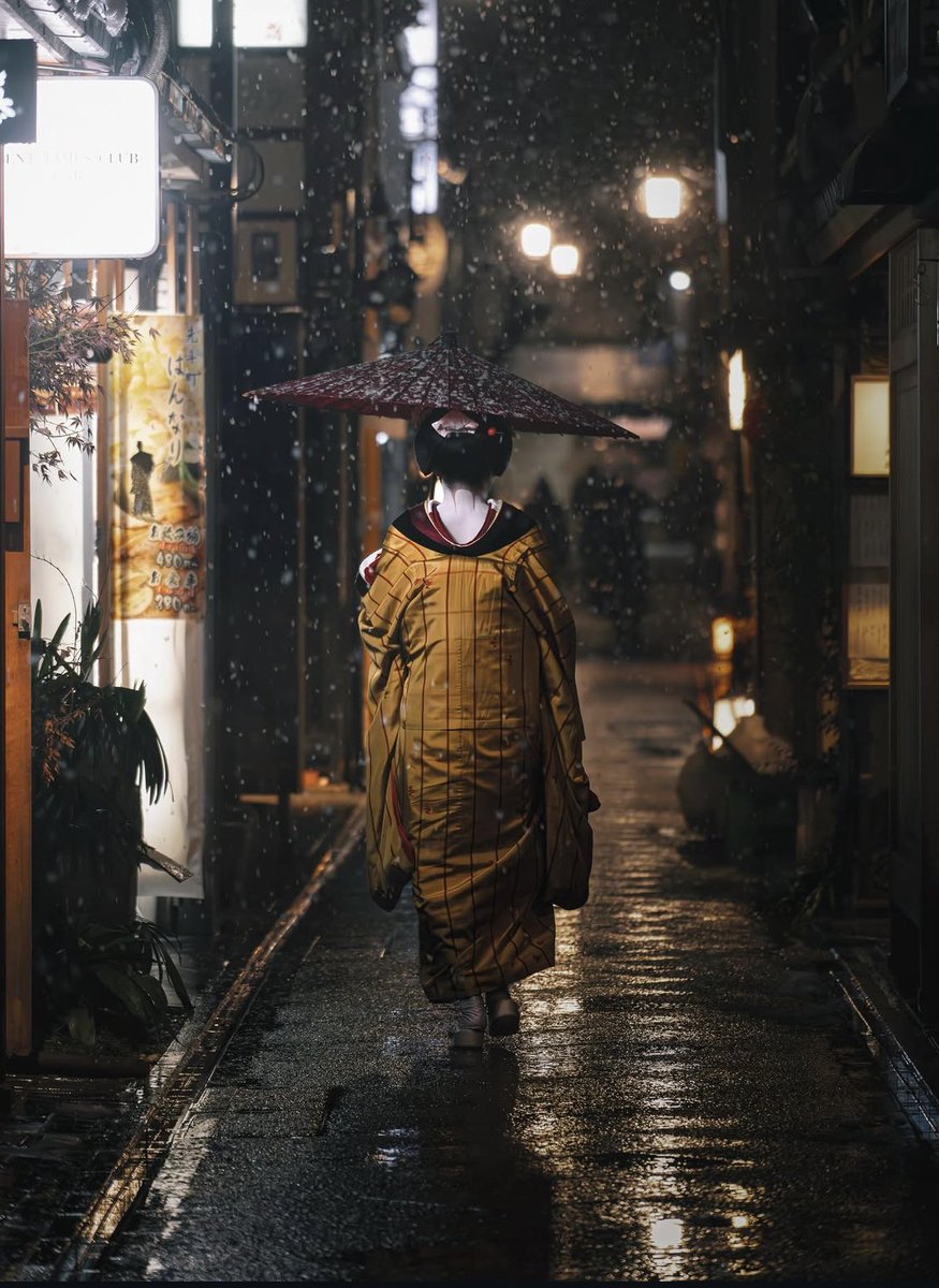 voshans's tweet photo. Avond in #Kyoto, #Japan…
(Foto Yuya Hakozaki)
#citylife #stadsleven #streetlife
#straatleven #streetview #straatbeeld
#urbanphotography #fotografie #regen
#streetphotography #photography #rain https://t.co/k1w78kOY6a