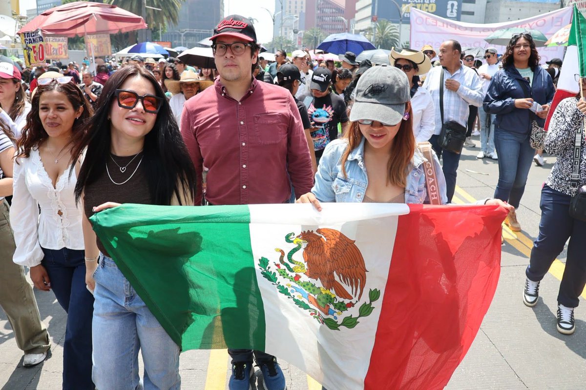 ivan_escalante's tweet photo. Nuestra Presidenta, @Claudiashein, no está sola ante los ataques financiados por millonarios intereses conservadores que buscan recuperar privilegios perdidos y frenar la transformación respaldada por las y los mexicanos.

El pueblo es la mejor defensa del proyecto de nación. Somos un país libre, independiente y soberano que no se deja engañar ni subordinar.

#ClaudiaDaResultados