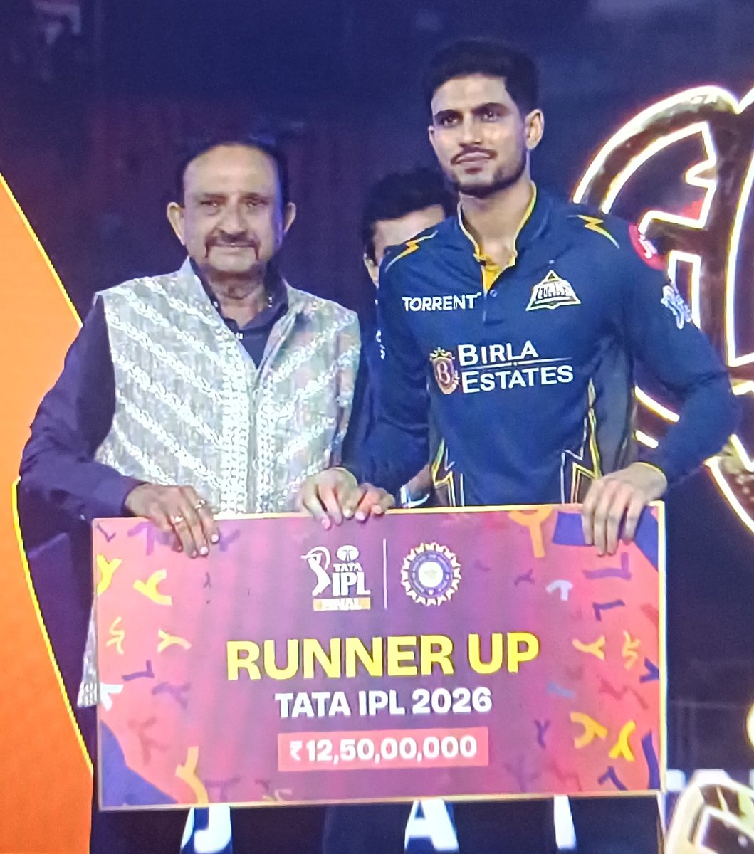 pah_thra's tweet photo. Two captains, one unforgettable final! 🏏✨
Rajat Patidar lifts the Winner's cheque, Shubman Gill receives the Runner-up cheque. Both led their teams with pride and class throughout the tournament. 👏🔥
#IPLFinal #RajatPatidar #ShubmanGill #RCB #GT  #Champions #RunnerUp https://t.co/S1pqjGonoq