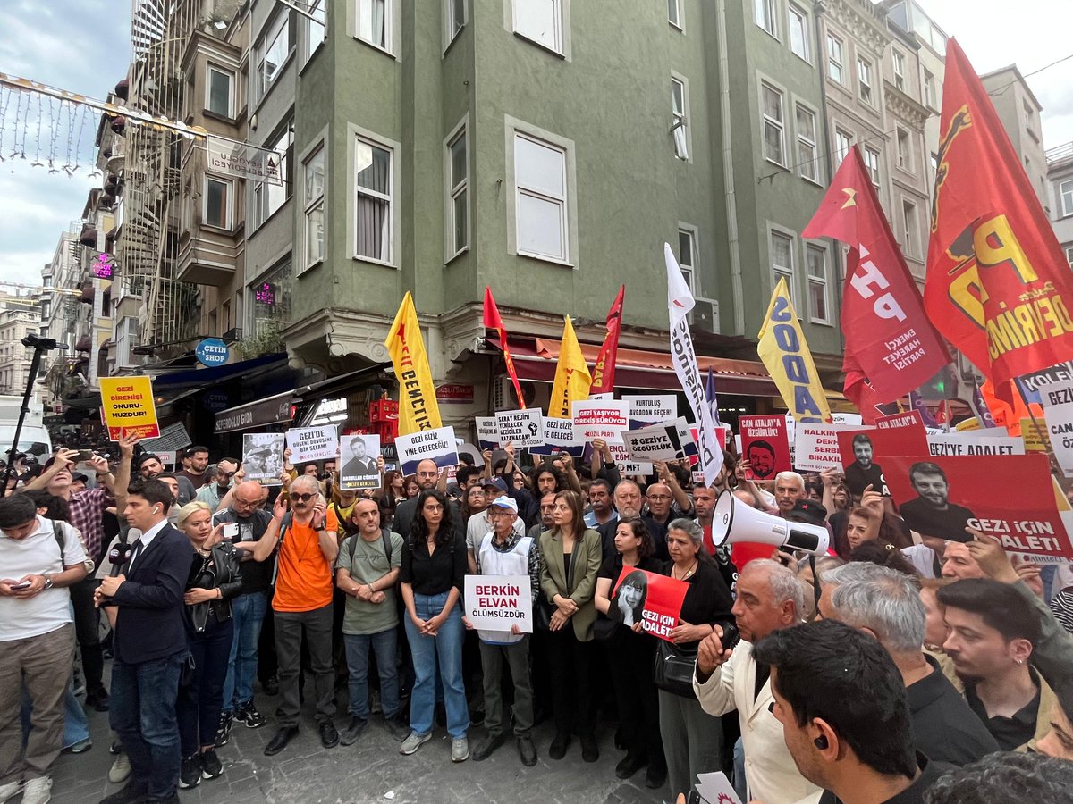 sodaporg4's tweet photo. Gezi Direnişinin 13. yıl dönümünde Taksim’de sonsuzluğa uğurladığımız canlarımızı andık, tutsak arkadaşlarımız için özgürlük talebini yineledik. 

Gezi direnişi onurumuzdur! 

#Gezi13Yaşında https://t.co/ABLeAalicb