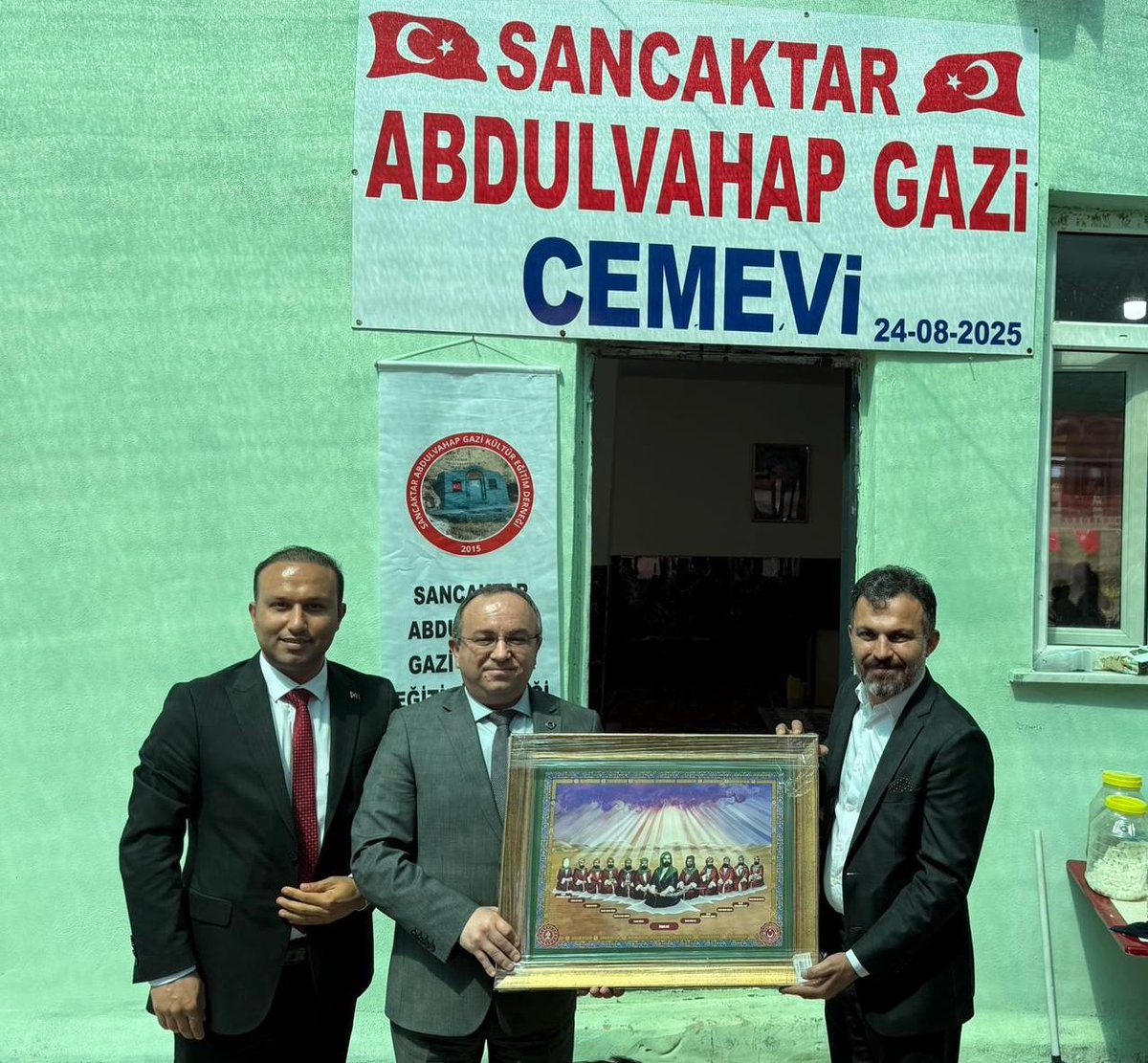 alevibektasibsk's tweet photo. “Birlikte dirlik vardır, muhabbet Hakk’tandır.”

📍Elazığ

Başkan Yardımcımız Sayın Hasan Ali Uzun ile Uzmanlarımızdan Sayın Hüseyin Erdoğan’ın katılımlarıyla, Baskil ilçesi Suyatağı (Kale) Köyü’nde düzenlenen 12. Sancaktar Abdulvahap Gazi’yi Anma, Yaşatma ve Cem Programı canlarımızın yoğun katılımıyla gerçekleştirildi.

Yol bir, canlar birlik, muhabbet daim ola..

#BirliğimizDirliğimizDaimOlsun
