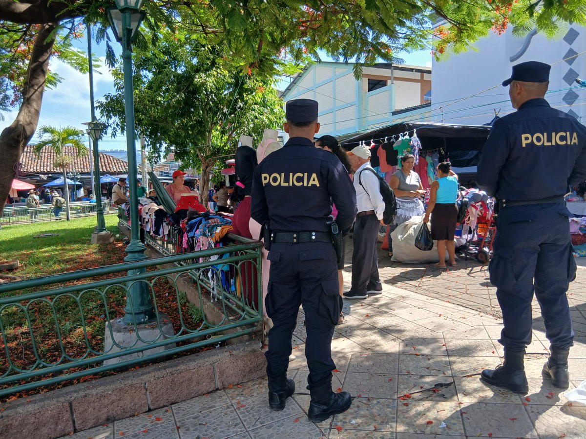 PNCSV's tweet photo. 👮‍♂️🚔 Patrullamos para que comerciantes y compradores estén seguros en todo el departamento:

📍Corinto, Morazán Norte

📍Osicala, Morazán Sur
  
📍San Simón, Morazán Sur

Garantizamos seguridad mientras las familias realizan sus actividades cotidianas y el comercio se mueve con normalidad.

#PlanControlTerritorial