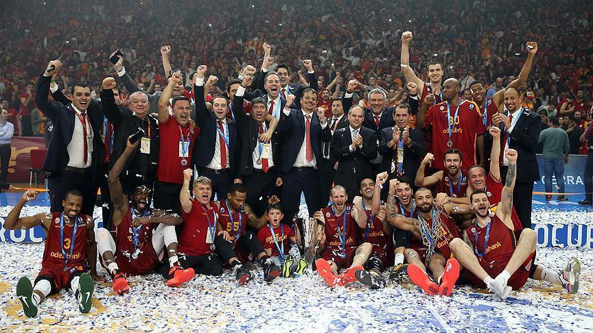 NBA_Master_'s tweet photo. Galatasaray Spor Kulübü Basketbol Şubesi'ne,

Ben, bu armayı kalbimin tam ortasına kazımış bir taraftar olarak bu mektubu öfkeyle değil, kırgınlıkla yazıyorum.

Çünkü öfke geçer; kırgınlık, sevenin sevdiğine duyduğu derin hayal kırıklığından doğar. Ve ben bu kulübü seviyorum. Bütün meselem de bu.

Bir döngünün içinde sıkışıp kaldık. 

Her sezon aynı sahneyle açılıyor perde: yeni bir koç, yepyeni bir kadro, "bu sefer farklı olacak" cümlesiyle süslenmiş bir başlangıç. 

Sonra hep aynı final geliyor. Dağılan bir takım, yarım kalan bir proje, bir sonraki yaz yeniden sıfırdan kurulacak bir hayal. Biz buna artık başlangıç demiyoruz; buna kısır döngü diyoruz. Çünkü her yıl baştan kurulan bir takım, aslında hiçbir yıl gerçekten kurulmamış demektir.

Etrafımıza bakın. Gerçekten bakın. Fenerbahçe Avrupa'nın zirvesine oynamayı bir hedef değil, bir standart haline getirdi. Anadolu Efes istikrarı bir kültür haline çevirdi. Beşiktaş, Dušan ile birlikte sabırla taş üstüne taş koyarak Euroleague kapısını zorluyor. Türk Telekom ve Bahçeşehir bugünü değil, beş yıl sonrasını inşa ediyor. Trabzonspor daha bu hafta EuroCup'a adım atacağını duyurdu. Yola yeni çıkan bile yüzünü yukarı dönmüş durumda.

Peki ya biz? Biz hala her yaz yeni bir maceraya yelken açıyoruz. Yön belli değil, rota belli değil. Şampiyonlar Ligi'nde devam kararı aldık, rekabeti ve kalitesi her geçen yıl düşen bir lig. 

Bu bir hedef değil, bir kabulleniş gibi görünüyor. "İdare eder"in resmi gibi. Ve ben, bir Galatasaray taraftarı olarak, "idare eder"i hiçbir zaman kabul etmedim, etmeyeceğim.

Bu armanın Avrupa kupası kaldıran bir geçmişi var. Tribünleri inleten geceler, ezberlediğim isimler, haykırdığım anlar var. Büyüklüğün ne olduğunu biliyorum çünkü onu yaşadım. İşte tam da bu yüzden bu yerinde sayışa, bu vizyonsuzluğa razı gelemiyorum. Çünkü hatırlıyorum.

Benim derdim sadece kazanmak değil. Derdim bir yön görmek, bir plan görmek. Beş yıl sonra nereye varmak istediğini bilen, ona göre kadro kuran, genç oyuncu yetiştiren, bir kimlik inşa eden bir organizasyon görmek. 

Bu mektup bir isyansa eğer, sevginin isyanıdır. Vazgeçmeyenin, hala inanmak isteyenin, tribünde yeri hep dolu olanın isyanı. Biz buradayız. Hep buradaydık. 

İyi günde de kötü günde de yerimizi aldık. 

Şimdi sıra sizde: bu sadakatin karşılığını doğru kararlarla, gerçek bir planla, işini bilen ellerle vermenizi bekliyoruz.

Çünkü bu kulüp bizim. Ve biz ondan vazgeçmeyeceğiz.  Yerinde saymasına da razı olmayacağız.

Saygılar, 
Bir Galatasaray Taraftarı
@GSBasketbol @GalatasaraySK