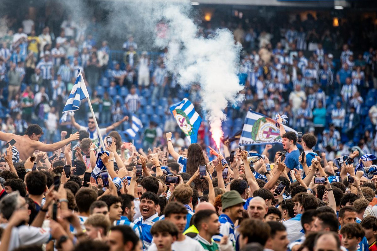 Depor_VAVEL's tweet photo. Esto no es una invasión de campo.
Esto es una ciudad celebrando que ha vuelto a donde pertenece.
Riazor. A Coruña. Deportivo. 💙 https://t.co/udLeQcq6TL