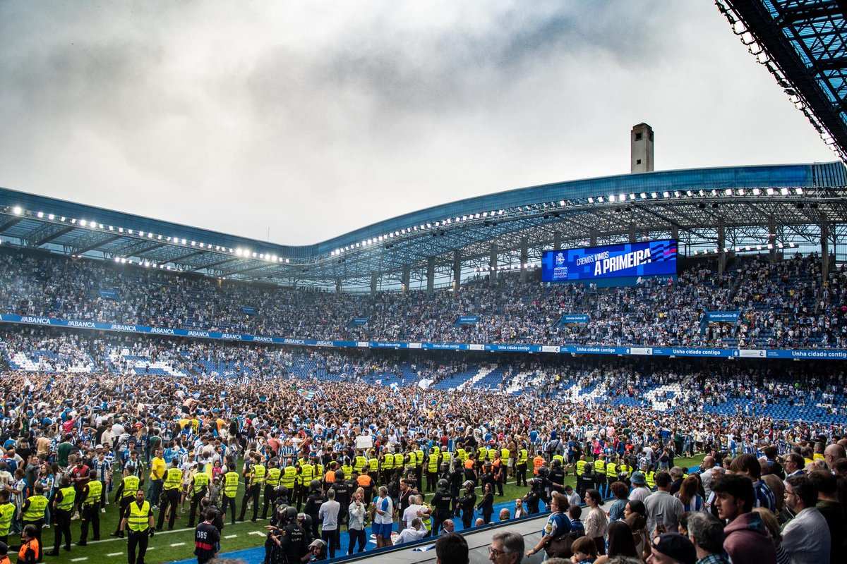 Depor_VAVEL's tweet photo. Esto no es una invasión de campo.
Esto es una ciudad celebrando que ha vuelto a donde pertenece.
Riazor. A Coruña. Deportivo. 💙 https://t.co/udLeQcq6TL