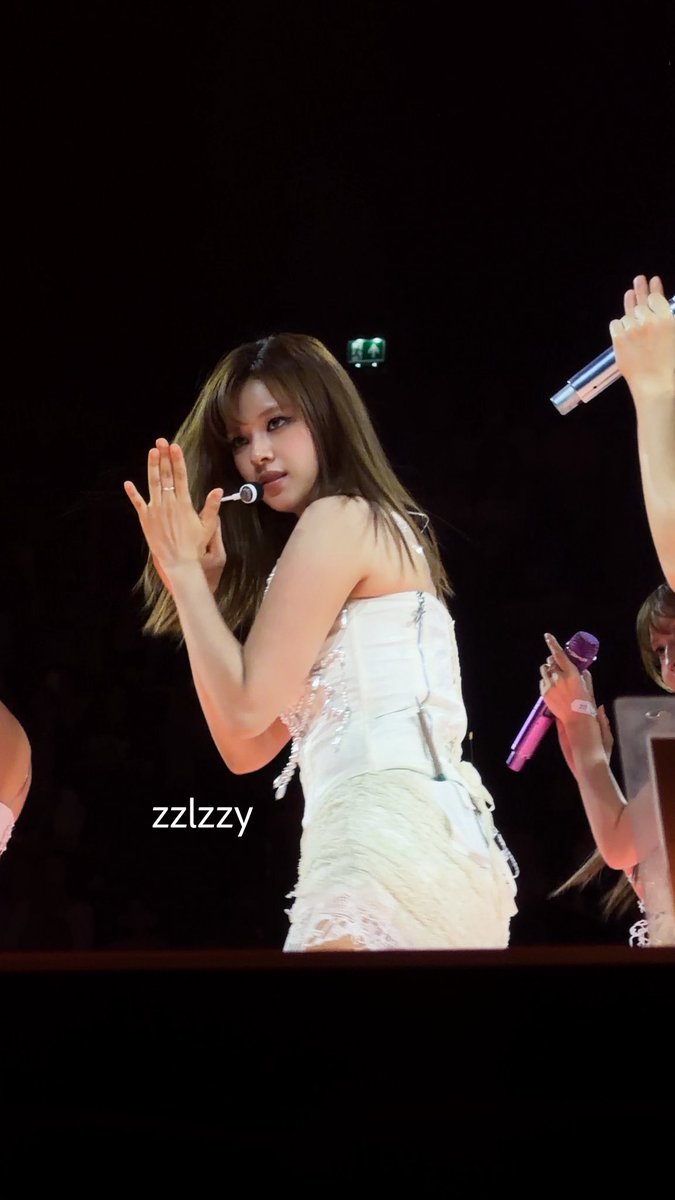 zzlzzy__'s tweet photo. 31/05 Amsterdam D2

我靠今天的眼妆….

#Twice  #트와이스  
#정연  #JEONGYEON #ジョンヨン #俞定延 https://t.co/n286qIzB3M