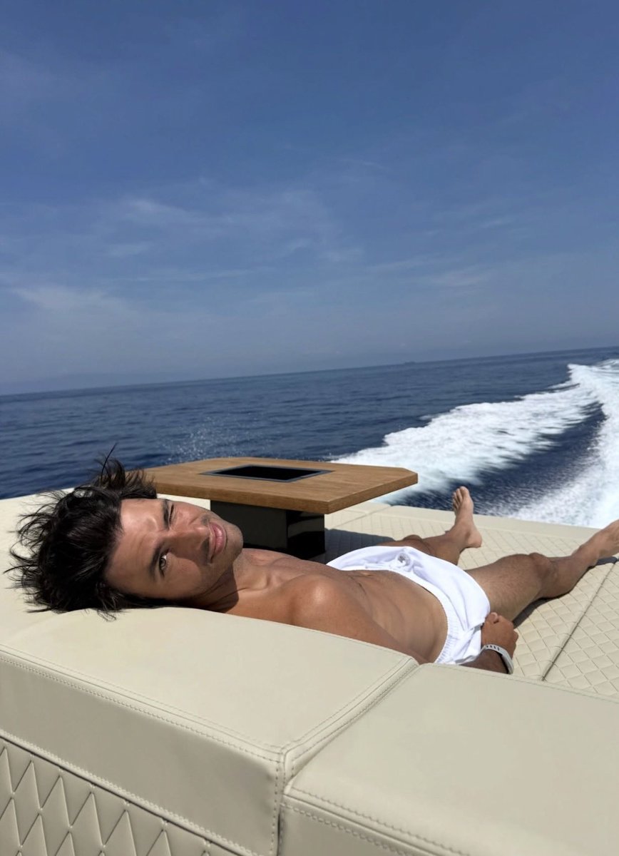 fedexsainz's tweet photo. FINALLY WE HAVE CARLOS BOYFRIEND MATERIAL https://t.co/QYUOR2GYNm
