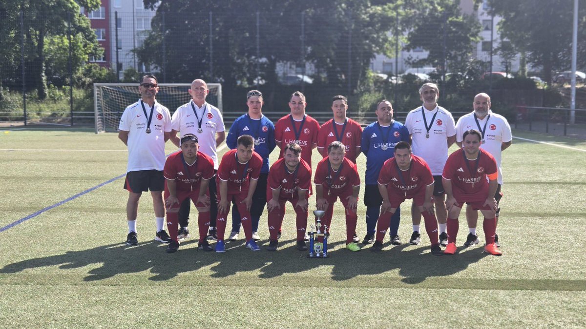 tossfedresmi's tweet photo. Köln Belediyesi’nin Özel Davetlisi Olan Down Futsal Milli Takımımız Almanya’da Büyük İlgi Gördü! 🇹🇷🇩🇪

📌Türkiye Özel Sporcular Spor Federasyonu Down Futsal Milli Takımımız, Almanya’nın Köln Belediyesi’nin özel davetiyle Köln’de düzenlenen özel turnuvaya katılım sağladı.

📌Federasyon Başkanımız Birol Aydın, Asbaşkanlarımız, Down Futsal Milli Takımımız ve teknik ekibimizin yer aldığı organizasyonda özel sporcularımız, hem sahadaki performansları hem de örnek duruşlarıyla büyük beğeni topladı.

📌Köln Güney Stadyumu’nda gerçekleştirilen organizasyon, farklı ülkelerden çok sayıda özel sporcuyu bir araya getirirken; dostluk, kardeşlik ve sporun birleştirici gücünü bir kez daha gözler önüne serdi. Turnuva boyunca sergilediği başarılı performansla dikkat çeken Down Futsal Milli Takımımız, kendi kategorisinde şampiyon olarak organizasyonu önemli bir başarıyla tamamladı.

📌Organizasyon kapsamında milli takımımızı yalnız bırakmayan Köln Başkonsolosu Sayın Hüseyin Kantem Al da sporcularımız ve teknik heyetimizle bir araya gelerek başarı dileklerini iletti.

👍Türkiye Özel Sporcular Spor Federasyonu Başkanımız Birol Aydın yaptığı değerlendirmede;

“Down Futsal Milli Takımımızın Almanya’nın Köln Belediyesi tarafından özel olarak davet edilmesi bizler için büyük bir onur ve gurur kaynağıdır. Özel sporcularımızın uluslararası platformlarda gördüğü ilgi ve takdir, yıllardır ortaya koyduğumuz emeğin en güzel karşılığıdır. Özel sporcularımızın bu anlamlı organizasyonda ülkemizi en iyi şekilde temsil etmelerinin yanı sıra kendi kategorilerinde şampiyonluğa ulaşmaları da bizleri ayrıca gururlandırmıştır. Bu nazik davetleri ve misafirperverlikleri için Köln Belediyesi’ne şükranlarımı sunuyorum. Ayrıca turnuva süresince bizleri yalnız bırakmayan ve desteklerini esirgemeyen Köln Başkonsolosumuz Sayın Hüseyin Kantem Al’a ve Almanya programımız kapsamında bizleri ağırlayan HASENE Vakfı’na teşekkür ediyorum. Özel sporcularımızın elde ettiği her başarı, ülkemizin engelleri sporla aşan güçlü yüzünü dünyaya göstermektedir. Milli takımımızı ve teknik ekibimizi yürekten tebrik ediyorum.” ifadelerini kullandı.