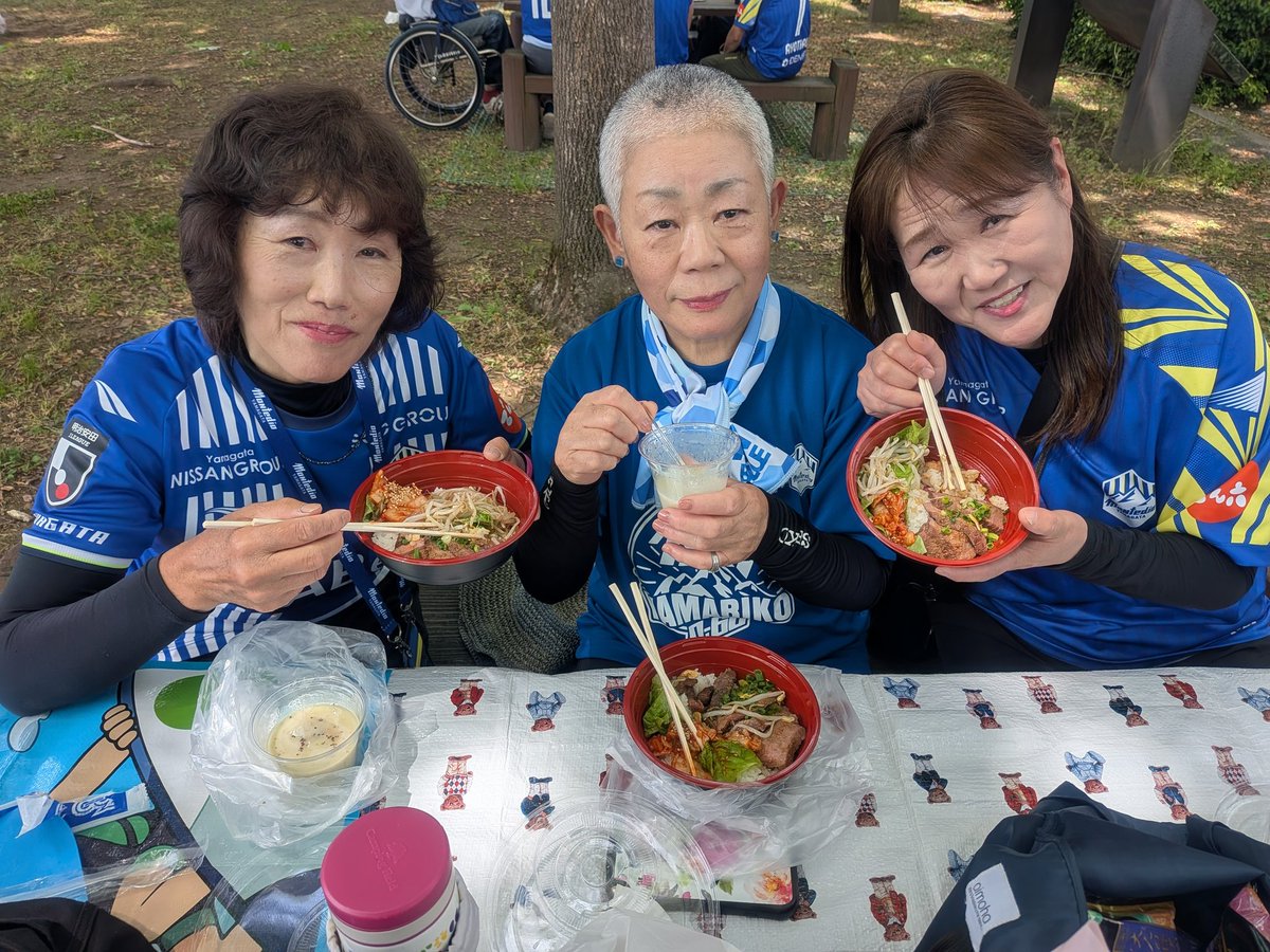 chicken2939's tweet photo. 『人生はあっという間』

(もう一戦あるわけだが)
リーグ戦までモンテサポは

うまいモン食え！🐔

好きなものを見ろ！🐦

行きたい場所へ行け！🐸🌈

そして、山に登れ！🤣🤣🤣

#人生の最大の目的は思い出作り
#1日は17時間
#モンテディオ山形 O-60
#山形一丸
#J1昇格
#DieWithZero https://t.co/OvwXPUX0Cu