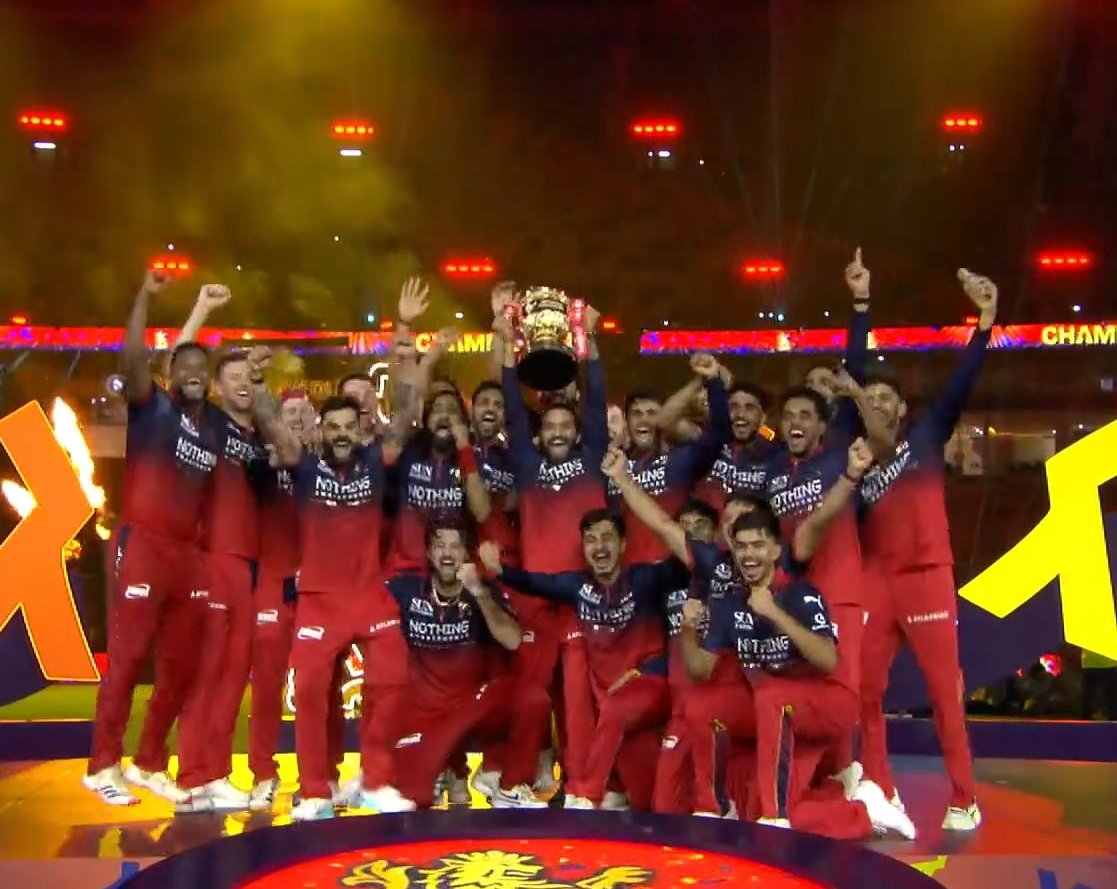 BreatheKohli's tweet photo. Rajat lifted the trophy and then handed it straight to Kohli but but HOw WiLL KOhLi fANs cOpE https://t.co/udCG1OS3Kk