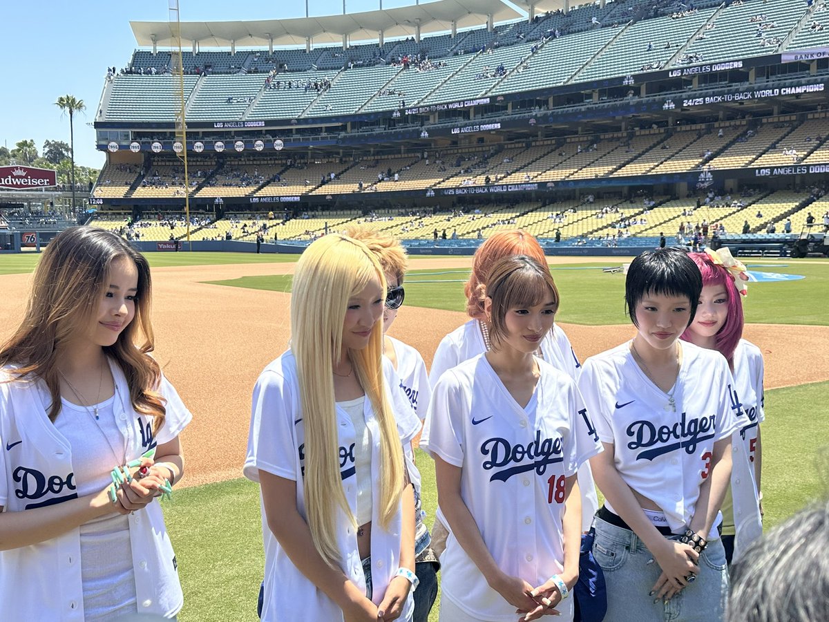 MichiMurayama's tweet photo. #ドジャース 戦、今日の始球式は #XG のみなさん #Dodgers #山本由伸 投手が先発 https://t.co/xgCjZXuTBk