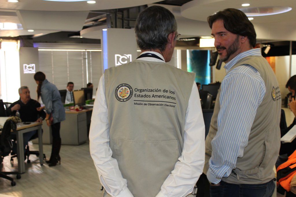 gerardodeicaza's tweet photo. No puedo creer como pasa el tiempo, aunque es evidente en las fotos. 16 elecciones observadas con la @OEA_oficial en este hermoso país 🇨🇴. 
#EleccionesColombia https://t.co/LY4RMyVSbj