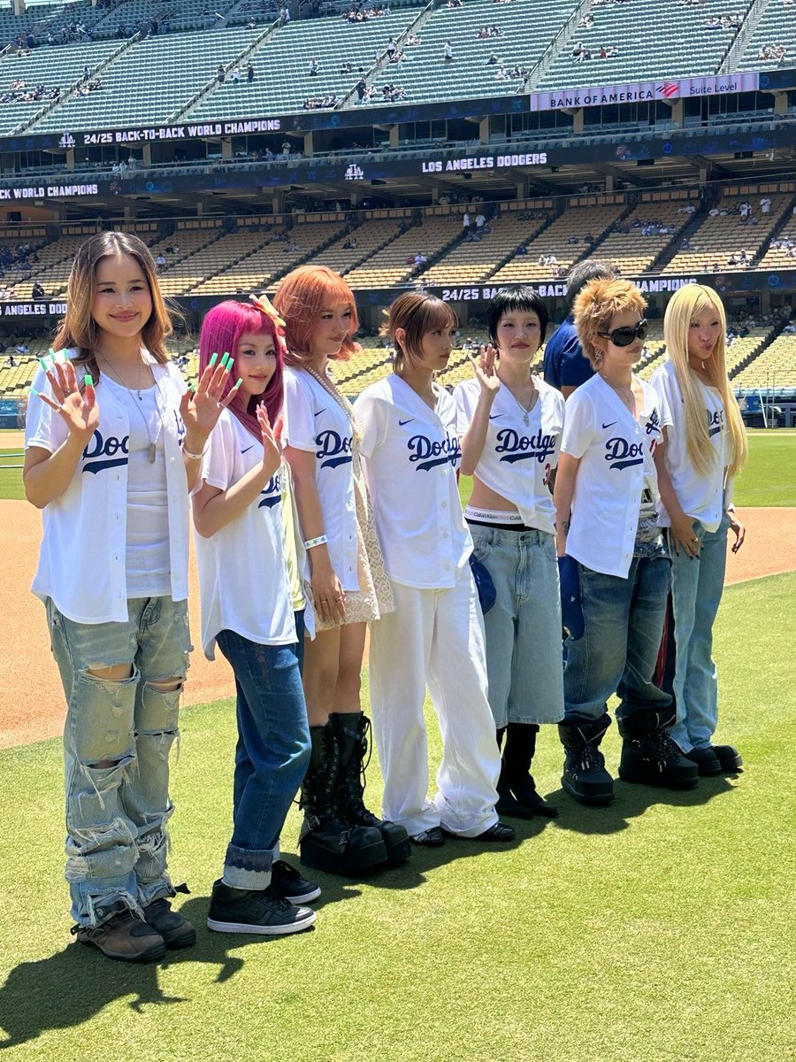 salomefcb's tweet photo. showing up looking cool asf like okaaay #XG_Dodgers https://t.co/atAwFfBCyw