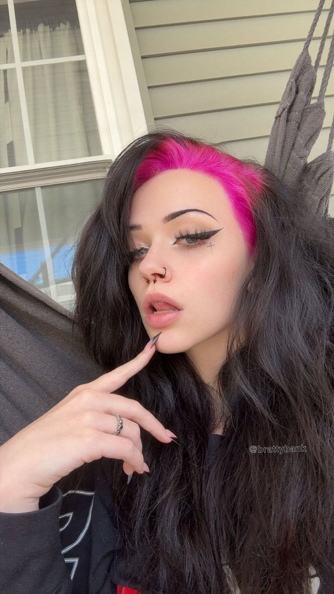 brattybank's tweet photo. new hair 💅🏻 https://t.co/3y4SNfqGHc