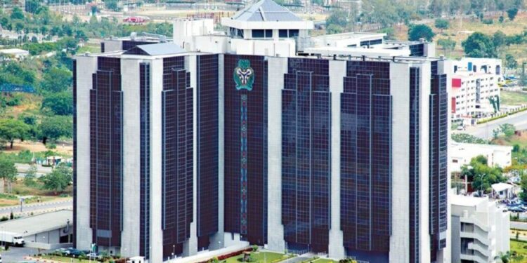Nairametrics's tweet photo. Banks’ credit to the Nigerian government rose by N15.66 trillion in one year, as lenders continued to increase exposure to public sector borrowing despite weaker growth in credit to the private sector.  https://t.co/bbM4gweWpD https://t.co/MowRPbpmmt