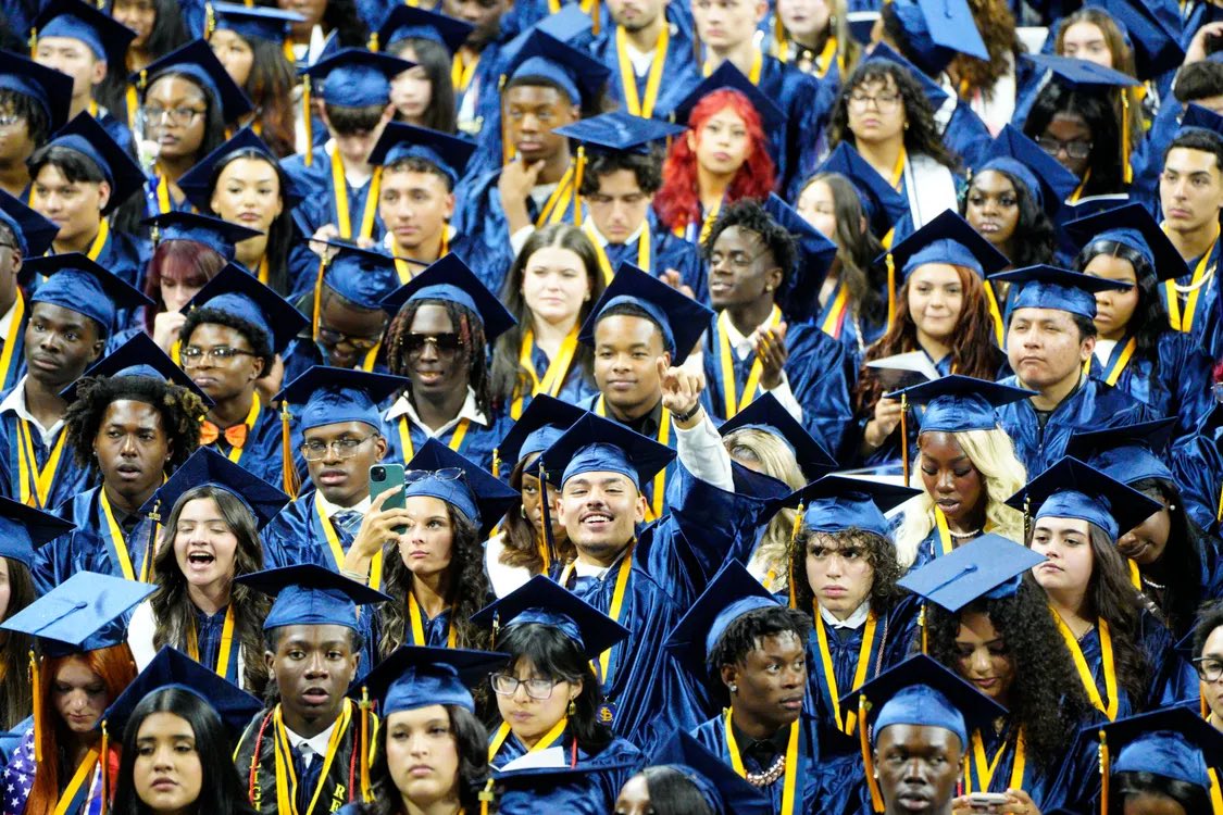 lehighsenior's tweet photo. Our beautiful Graduates. 💙⚡️🎓 2026 https://t.co/ME9IEsXbVj