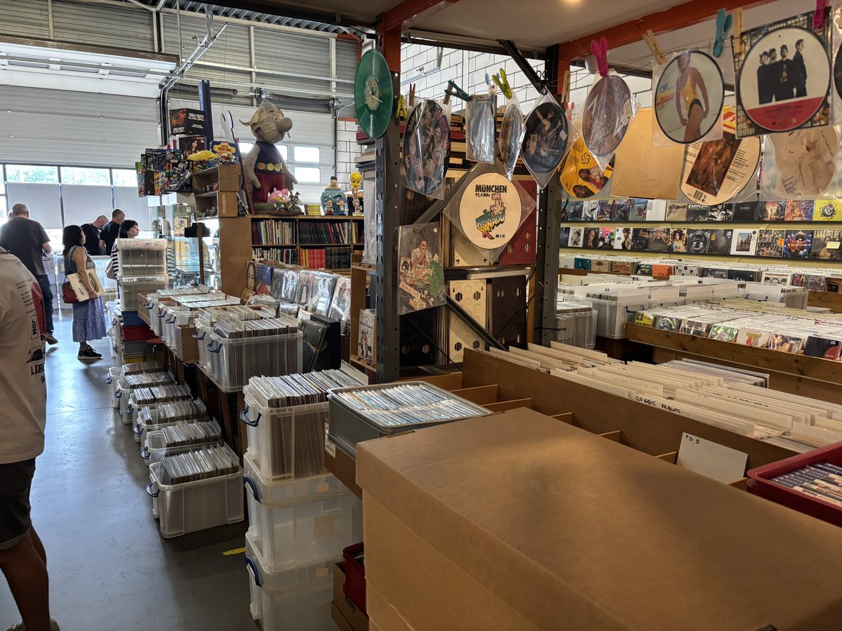 SaiBot444's tweet photo. Auf dem Heimweg von den Niederlanden einen kurzen Halt bei Didi Recordshop in Heerlen eingelegt. Was für ein geiler Laden! Vinyl, CDs, Filme, Comics, Games… alles in großen Mengen vorhanden und mit fairen Preisen. Danke an den Andy von @Spiele_Welten für diesen Tipp 😃 https://t.co/gqASJJHr7A