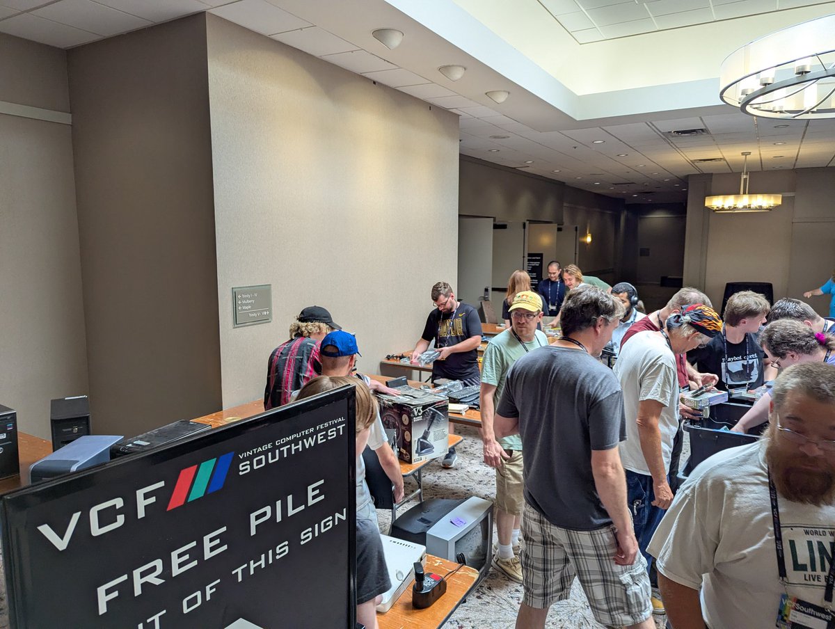 RetroTechChris's tweet photo. Ah, the sad time of the show is upon us. But the free table is growing π
π
. #VCFSW https://t.co/q1vF5WrucZ
