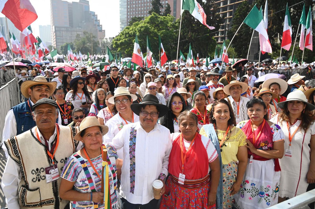 ivan_escalante's tweet photo. Acompañamos con orgullo a nuestra Presidenta @Claudiashein en el Monumento a la Revolución, para celebrar dos años de su triunfo en las urnas. Como ella dijo: México ya cambió y nadie detendrá la transformación, porque su fuerza es la voluntad del pueblo despierto y organizado que no se subordina. ¡La patria no se vende, se ama y se defiende! 
#ClaudiaDaResultados
