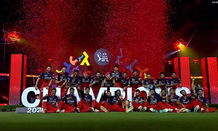rohankumar4601's tweet photo. 🏆⭐ 𝗖𝗛𝗔𝗠𝗣𝗜𝗢𝗡𝗦 𝗢𝗙 𝗜𝗡𝗗𝗜𝗔, 𝗔𝗚𝗔𝗜𝗡! ⭐🏆RCB won thier 2nd trophy and 2nd star on thier t-shirt 😭🥹

#RCBvsGT #Viratkohli #iplchampion https://t.co/gFcN54jA4H