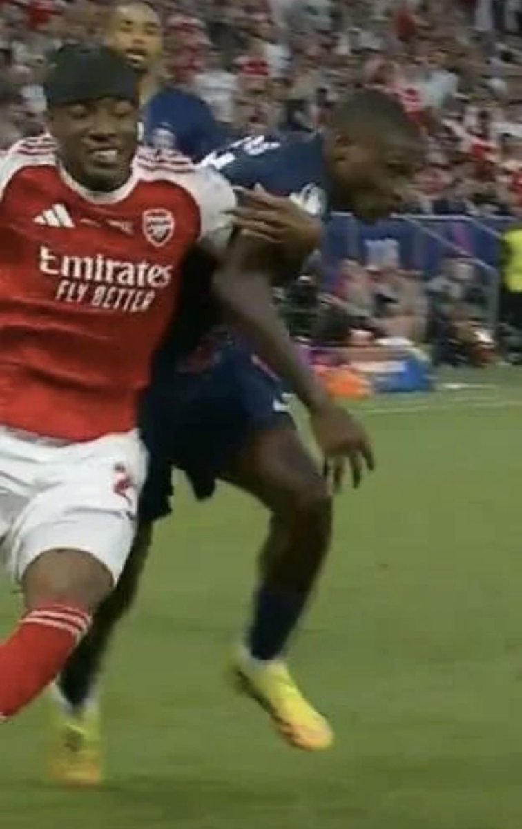 FlashSpeedman's tweet photo. @DarijokeO @FabrizioRomano @SoccerFiesta_ Yea very clumsy of him to get dragged down by the arm, clumsy Mendes https://t.co/wCwleawqzQ